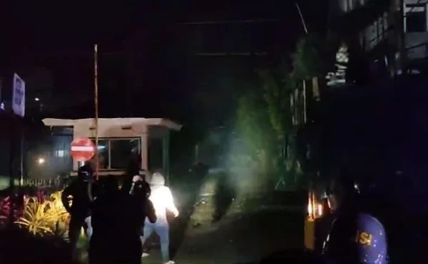 bentrok antar warga dan massa aksi di depan Kampus UMI (Dok : Ist).