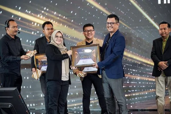 Anggota Bawaslu Sulsel, Alamsyah saat menerima penghargaan (Dok:Ist)