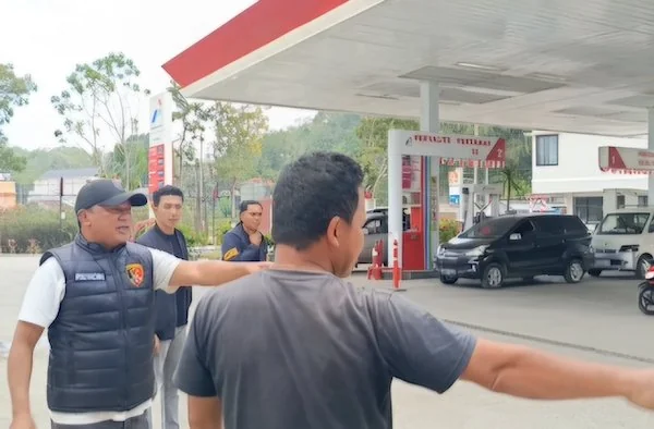 Kasat Reskrim Polres Torut Iptu Ruxon beserta jajaran pantau langsung penyaluran BBM di salah satu SPBU Toraja Utara, Sabtu(5/9/2026). Dok.ist