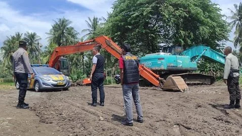 Kanit Tipiter Polres Jeneponto, Ipda Abd. Rahman bersama Aipda Sumarlin dan Briptu Andi Aprianto disertai Kapolsek Binamu, AKP Basthion Soge saat melakukan penyegelan alat excavator. (Ist).