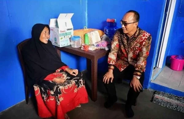 Pj Gubernur Sulsel, Prof Zudan Arif Fakhrulloh saat menyerahkan kunci rumah Ibu Wahyuni yang telah dikerjakan oleh Dinsos (Dok: ist).