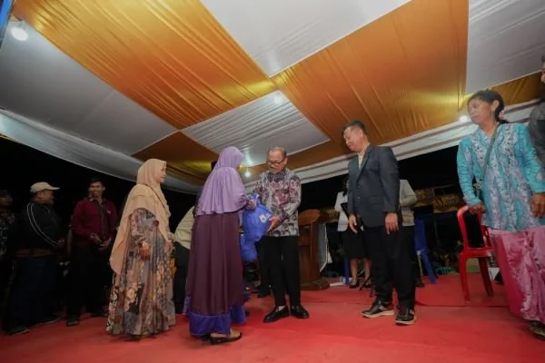 Gubernur Sulbar saat membagikan bingkisan kepada penjual sayur dan komunitas ojek di Mamasa (dok:ist)