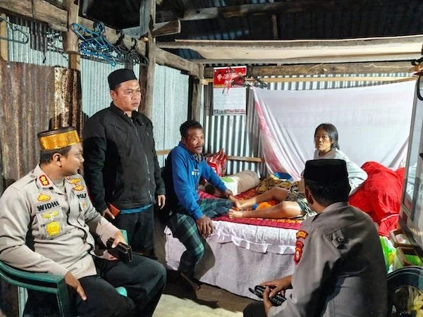 Kapolres Jeneponto, AKBP Widi Setiawan bersama Kasat Binmas, AKP M. Natsir, saat mengunjungi kediaman Nani.