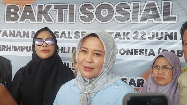 Wakil Gubernur Sulawesi Selatan Fatmawati Rusdi, usai mmeninjau pelaksanaan bakti sosial khitanan massal serentak yang digelar Perhimpunan Ahli Bedah Indonesia (PABI) Sulselbar di RSKD Dadi Makassar, Minggu (22/06).