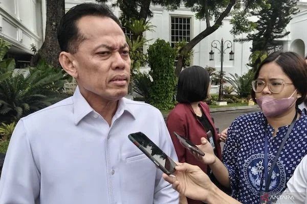 Kepala Badan Pengendalian Pembangunan dan Investigasi Khusus (Bappisus) Aries Marsudiyanto (kiri) menjawab pertanyaan wartawan saat dia ditemui selepas rapat bersama Presiden Prabowo Subianto di Istana Kepresidenan RI, Jakarta, Senin (11/8/2025). ANTARA/A