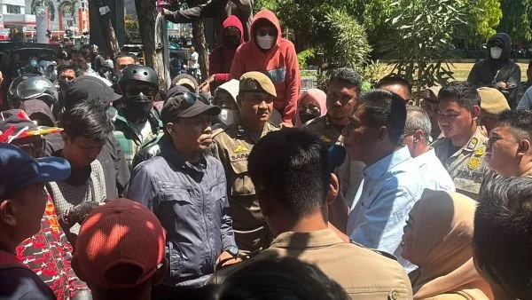 Ketua Komisi D Dewan Perwakilan Rakyat Daerah (DPRD) Sulawesi Selatan (Sulsel), Kadir Halid saat menerima massa aksi (Dok: KabarMakassar)