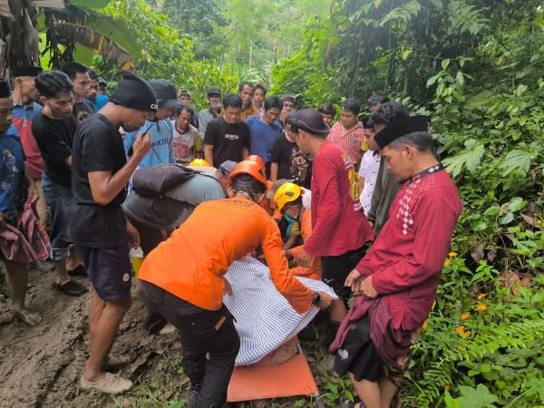 Evakuasi korban yang dilakukan Tim SAR Gabungan. (Dok: Ist)