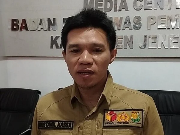 Kordiv Penanganan Pelanggaran dan Penyelesaian Sengketa Hukum Bawaslu Kabupaten Jeneponto, Bustanil Nassa saat di konfirmasi diruang kerjanya. Selasa (20/2).
