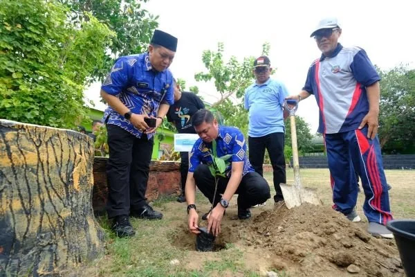 Bupati Gowa, Adnan Purichta Ichsan hadir melakukan penanaman pohon di Ponpes Sulhas (Dok : Ist).