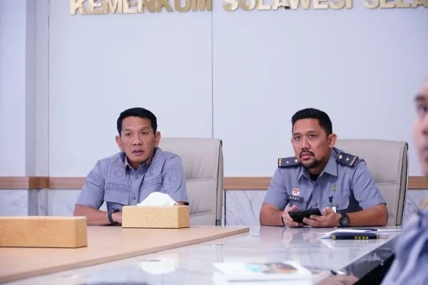 Kakanwil Kemenkum Sulsel saat mengikuti Sosialisasi mengenai Penerapan Pola Kerja Fleksibel secara virtual (Dok : Ist).