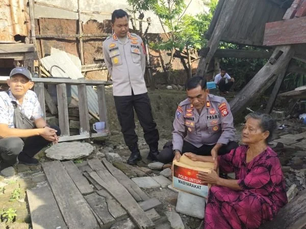 Kapolres Jeneponto, AKBP Widi Setiawan saat mengunjungi nenek Saripah (Dok : Ist).