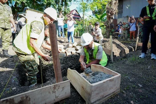Gubernur Sulawesi Selatan, Andi Sudirman Sulaiman melakukan groundbreaking pembangunan Rumah Layak Huni (RLH) di Desa Panyangkalang, Kecamatan Laikang, Kabupaten Takalar (dok. Ist)