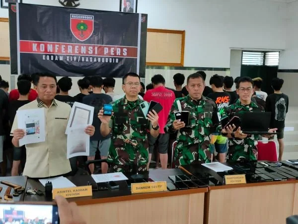 Konferensi pers terkait pelaku penipuan online yang mencatut nama TNI di Sidrap (Dok: Atri KabarMakassar).