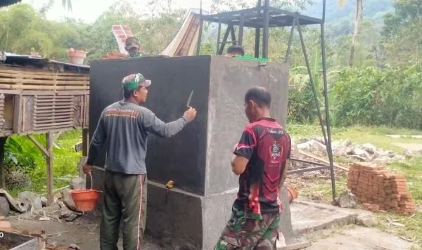 embuatan sumur bor dan penampungan air sumur yang dikerjakan prajurit dalam rangka TNI Manunggal Membangun Desa (TMMD) ke-121 Kodim 1414/Tator (Dok : Ist).