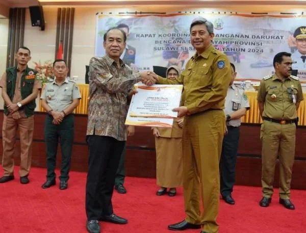 Penyerahan DSP secara simbolis pada Rakor Penanganan Darurat Bencana di Sulsel.