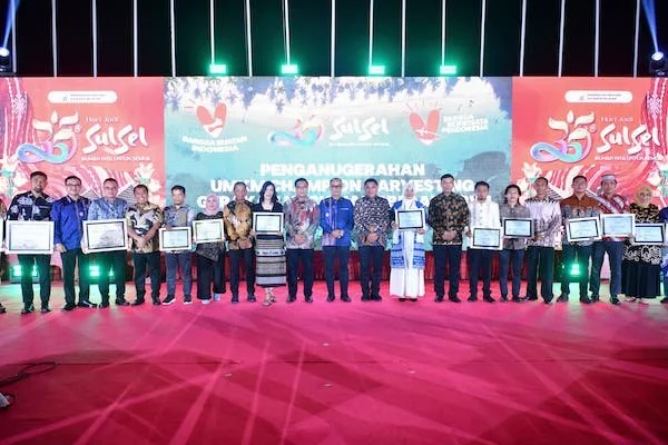 Pemberian penghargaan oleh Pemprov Sulsel di Anjungan City of Makassar, Pantai Losari (Dok: Ist)