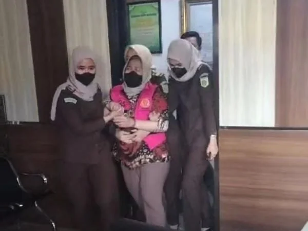 Salah satu terduga pelaku korupsi SPHP Bulukumba (Dok : Fitri KabarMakassar).