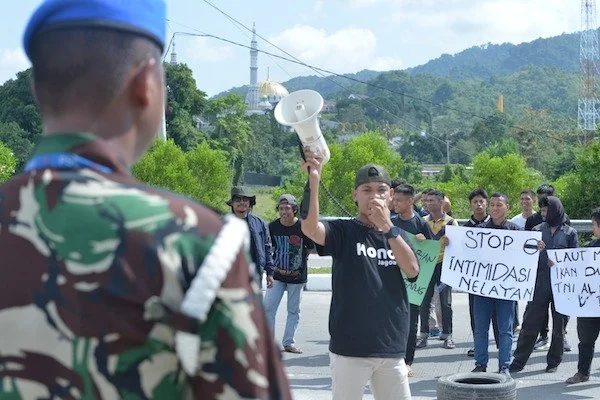 Puluhan nelayan saat mendatangi Mako Lanal Mamuju (dok: Ist)