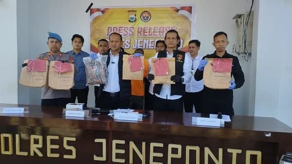 Kasat Reskrim Polres Jeneponto, AKP Nurman saat memimpin konferensi pers bersama Kasi Propam, AKP Bakri, Kasi Humas, Ipda Hariyanto, dan Kanit Pidum, Aipda Jusman. (Dok: Ullah)