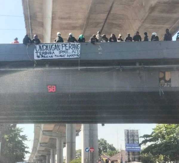 sebuah spanduk ajakan perang yang dibentangkan di Fly over Makassar, oleh OTK (Dok: Ist)