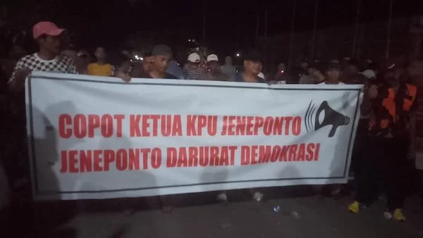 Ratusan Massa kepung Kantor Gudang Logistik Komisi Pemilihan Umum (KPU) Kabupaten Jeneponto, Provinsi Sulawesi Selatan (Sulsel). Senin (2/12) malam. (Foto/ullah).