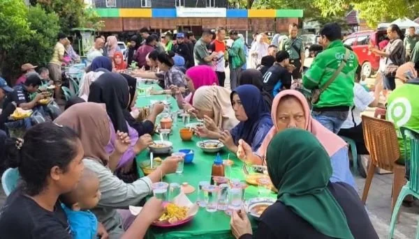 Warga yang memadati warung makan gratis yang digelar oleh TNI Kodam XIV/Hasanuddin Makassar (Dok: Ist)