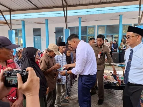 Bupati Bantaeng, M. Fathul Fauzy Nurdin, saat menyerahkan bantuan BLT Ke KPM di Kantor Dinas Sosial Bantaeng. Dok. Ist