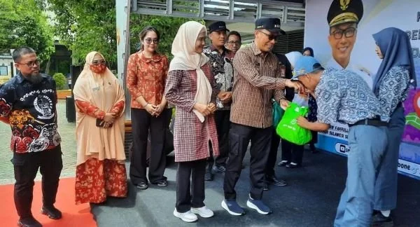 Penyerahan simbolis bantuan seragam sekolah oleh Pj Gubernur Sulsel, Prof Zudan Arif Fakrulloh di sekolah SMA Bone didampingi oleh Kepala Disdik Sulsel, Iqbal Nadjamuddin (Dok: Ist)