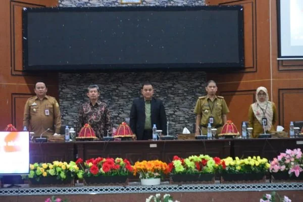 Pj Bupati Sinjai T.R. Fahsul Falah  membuka  kegiatan Konsultasi Publik KLHS di Ruang Pola Kantor Bupati Sinjai (Dok : Ist).