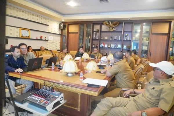 Rapat yang dipimpin langsung oleh Bupati Jeneponto, H. Paris Yasir, dihadiri oleh sejumlah pejabat penting, termasuk Wakil Bupati Islam Iskandar, pimpinan DPRD melalui Komisi II dan Bapemperda, serta perwakilan dari berbagai instansi terkait (Dok : Ist).