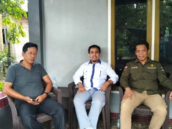Dinas ESDM Provinsi Sulbar saat melakukan pemantauan usulan penambahan jaringan listrik di Desa Botteng, Kecamatan Simboro, Kabupaten Mamuju (Dok : Ist).