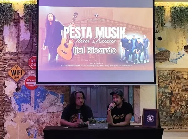 Ijar Ricardo dalam Konferensi Pers Perta Musik Anak Rantau, di Onkel Johns, Jl Sultan Hasanuddin, Senin (29/4).