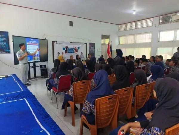 Edukasi keselamatan berkendara oleh PT Jasa Raharja di SMPN 9 Makassar (Dok : ist).