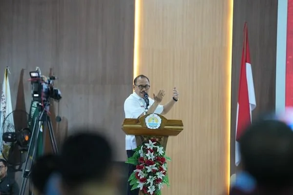 Gubernur Sulbar saat melakukan sambutan di kegiatan PKKMB Unsulbar(dok:ist)