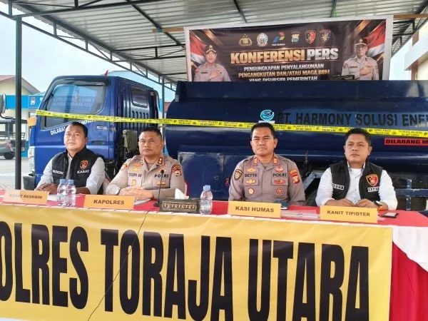 Konferensi Pers Penanganan Kasus Penyalahgunaan Pengangkutan dan Niaga BBM Bersubsidi yang digelar di Mako Polres Toraja Utara, Panga', Kecamatan Tondon, Kabupaten Toraja Utara (Dok: Ist)