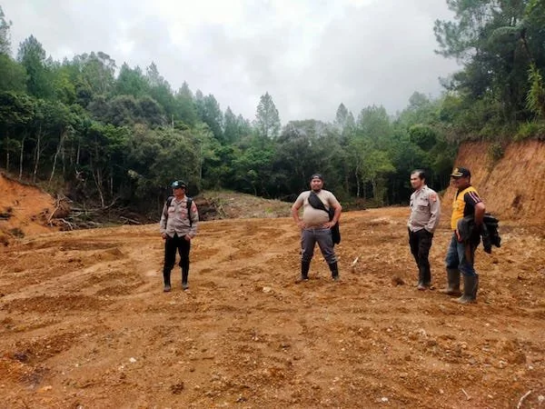 (Foto : IST) personil kepolisian polres gowa melakukan penyelidikan perambahan hutan lindung tombolo pao