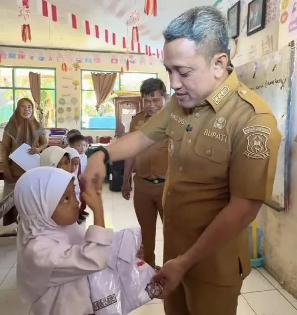 Bupati Jeneponto Bagikan Seragam Gratis ke Siswa SD. (Dok: Ist)