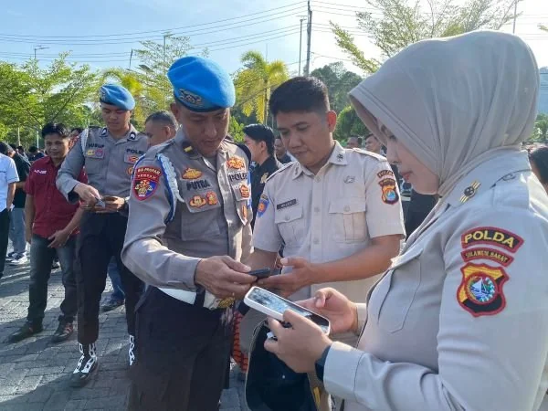 Propam Polda Sulbar saat memeriksa Handphone dan dokumen data diri personel Polda Sulbar (Dok: Ist)