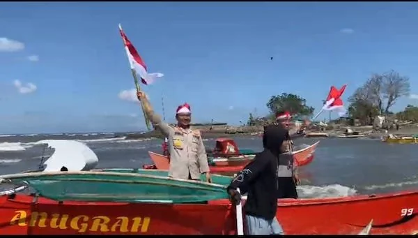 Kapolres Jeneponto, AKBP Widi Setiawan, bersama jajarannya saat kibarkan merah putih di kawasan pesisi pantai