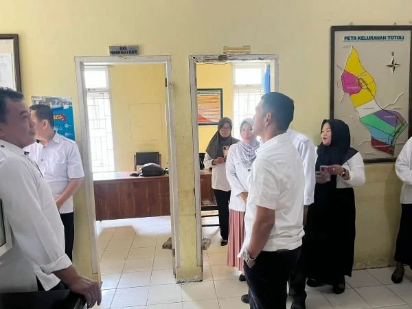 Pjs Bupati Majene, Habibi Azis saat melakukan sidak ke sejumlah kantor (dok : Ist).