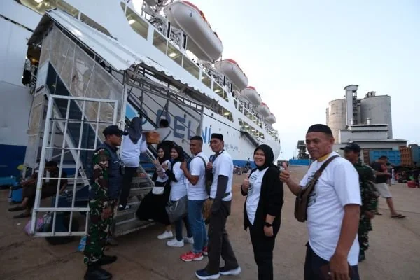 Pemudik program Mudik Aman Berbagi Harapan Tahun 2026 bersama PLN saat hendak menaiki kapal tujuan Surabaya di Pelabuhan Soekarno-Hatta, Kota Makassar. (Dok: Ist)
