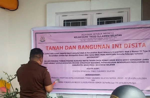 Tim Kejati Sulsel saat melakukan penyitaan aset miliki tersangka kasus dugaan mafia tanah Bendungan Paselloreng Kabupaten Wajo, Sulsel. Foto Dok Kejati Sulsel