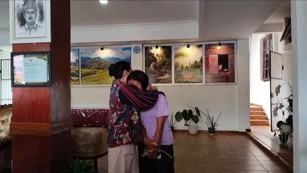 Istri Bupati Tana Toraja, Erni Yetti Riman, berpelukan dengan pedagang tarakko keliling, Mersiani, usai melakukan klarifikasi terkait kesalahpahaman yang sempat menjadi polemik di media sosial, dengan pertemuan berlangsung di Rumah Jabatan Bupati Tana Tor