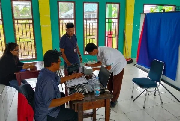 Proses perekaman KTP-el bagi pelajar Luwu Timur di sekolah masing-masing (dok. Ist)