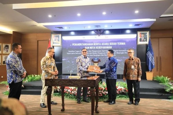 Penandatanganan Berita Acara Serah Terima (BAST) dan Nota Kesepahaman (NK) peralihan Tugas Pengawasan Aset Kripto, di Kantor Kemendag, Jakarta (Dok : ist).