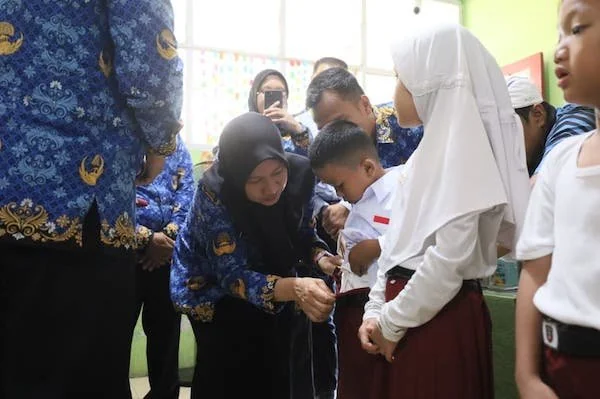 Penyerahan Seragam Gratis (Dok: KabarMakassar).