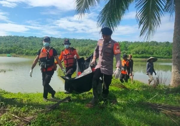 Tim SAR saat mengevakuasi balita yang tenggelam di sungai, Minggu (5/5).