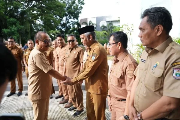 PLH Sekprov Sulbar, Herdin Ismail saat berjabat tangan dengan Gubernur Sulbar, Suhardi Duka (Dok : Ist).