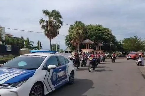 jajaran polres Jeneponto saat melakukan Iring-iringan patroli di alun-alun kota Jeneponto. (Ist).