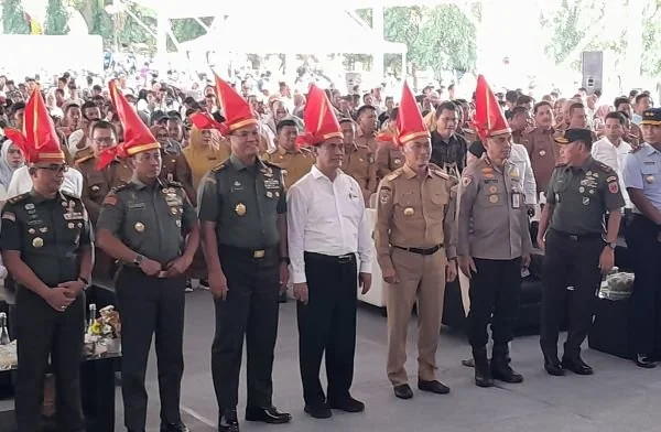 Penjabat (Pj) Gubernur Sulawesi Selatan (Sulsel), Prof Zudan Arif Fakrulloh mendampingi Menteri Pertanian Republik Indonesia, Andi Amran Sulaiman melakukan kunjungan kerja dalam rangka akselerasi peningkatan produksi pangan di Sulawesi Selatan di Kantor G